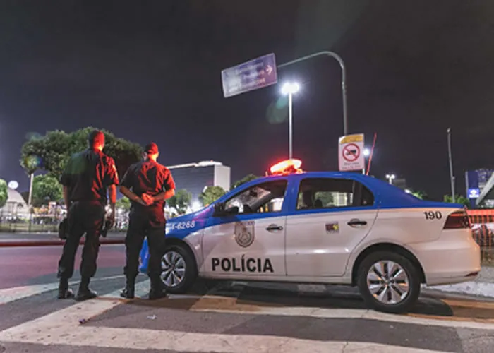 A escolha da banca organizadora do concurso para soldados da Polícia Militar do Rio de Janeiro está perto de ser concluída. A corporação já prepara os modelos de dispensa de licitação e de contrato com a instituição. 

As informações foram obtidas pela Folha Dirigida por meio do Sistema Eletrônico de Informações (SEI) do governo do Estado. 

Fontes da reportagem revelaram que o Instituto Brasileiro de Apoio e Desenvolvimento Executivo (IBADE) apresentou o melhor preço e melhor técnica.

Porém, não é possível confirmar se essa será a banca contratada pois ainda há necessidade de uma análise orçamentária e jurídica. 

É preciso aguardar a publicação do nome da banca no Diário Oficial. Oficialmente, a Assessoria de Imprensa da PMERJ informou que "o processo de definição sobre a organizadora do concurso segue em tramitação".

No total, nove bancas encaminharam seus preços e documentos para habilitação:

    Fundação Getulio Vargas (FGV);
    Instituto Access;
    Instituto AOCP;
    Instituto Brasileiro de Apoio e Desenvolvimento Executivo (IBADE);
    Instituto Brasileiro de Formação e Capacitação (IBFC);
    Instituto de Avaliação Nacional (IAN);
    Instituto de Desenvolvimento e Capacitação (IDCAP);
    Instituto de Desenvolvimento Educacional, Cultural e Assistencial Nacional (Idecan);
    Instituto Selecon.

A Polícia Militar, por sua vez, trabalha para que o processo seja finalizado o mais rápido possível. Uma vez que a intenção da corporação é que o edital do concurso com 2 mil vagas seja publicado ainda este mês.

A Ibade é atualmente a escolhida como banca organizadora do outro concurso da PMERJ, o para a área da Saúde., Folha dirigida concursos, Lista de concursos e Preparatotios concurso, em, Brasil