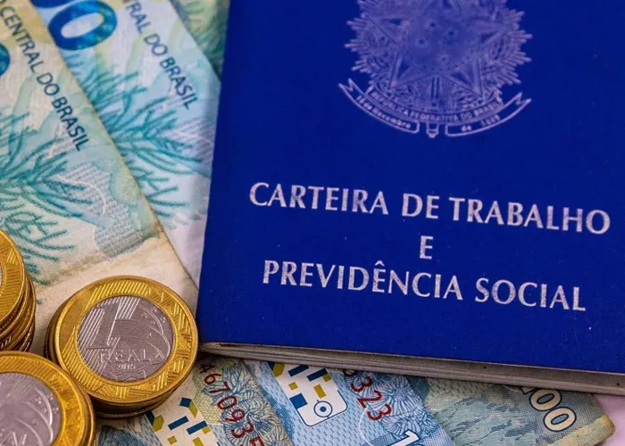 A revisão do FGTS busca aumentar o valor do seu fundo de garantia, mesmo que você já tenha sacado ele, isso não tira o seu direito de correção.

Este artigo procura solucionar todas as dúvidas sobre a revisão do FGTS, onde muitos acreditam que ela já foi julgada e que o período de correção é de 1999 a 2013.

Já adianto dizendo que as duas perguntas possuem resposta negativa: ela não foi ainda julgada e a revisão não é apenas e tão somente até o ano de 2013, isso é um erro, e se o STF for favorável este erro pode trazer prejuízo a quem ajuizou a ação, pois ela é mais ampla.

Primeiramente, em que se baseia a revisão do fundo de garantia, quem pode pedir a correção e como o judiciário entende este pedido. Vamos conversar sobre isso.

O QUE É A REVISÃO DO FGTS

A correção do FGTS é o assunto do momento entre os trabalhadores brasileiros,  que vai ser julgada pelo STF.

O objetivo da ação é que seja afastada a taxa de correção mensal do FGTS (TR – taxa referencial), pois a mesma não acompanha a inflação. E com isso que seja aplicada outra mais vantajosa.

Mensalmente o FGTS perde seu poder de compra, e a ação busca tal reparação. A TR desde 1999 faz o trabalhador perder seu poder de compra, a inflação “engole” o seu dinheiro depositado na conta fundiária.

Ocorre que muito se fala sobre a ação, mas poucos se aprofundam no tema, e aqui buscaremos detalhar de forma bem simples, porém completa, a revisão do FGTS de 1999 a 2021 (e não até 2013 como muitos falam).

A revisão do FGTS busca aumentar o valor do seu fundo de garantia, mesmo que você já tenha sacado ele, isso não tira o seu direito de correção. Se o trabalhador já retirou seu FGTS, ou se este se encontra ainda em conta, o direito vale da mesma forma. Porém, será necessário o Supremo Tribunal Federal ser favorável a este direito.

O que buscamos nesta ação é que não seja aplicada a TR (taxa referencial) na correção mensal da conta fundiária, e sim um índice diverso, que garanta o poder de compra do trabalhador.

Vou explicar para vocês o que é a tão comentada taxa referencial.

O QUE É A TAXA REFERENCIAL (TR), E O QUE ELA INFLUENCIA NA REVISÃO DO FGTS?

Ela foi estabelecida durante a época da hiperinflação, na década de 90, onde os valores chegavam a ultrapassar 2.400% ao mês.

Com a criação da taxa referencial, o Estado divulgava o valor do dinheiro todos os dias. No entanto, esse valor também sofreu grandes variações.

Nos dias atuais o controle da inflação passou a ser função da taxa Selic [1].

A taxa referencial ainda é utilizada como índice de reajuste. No entanto, o foco desse índice mudou.

Hoje, ela é uma taxa de juros de referência, ou seja, é um indicador geral da economia.  Porém, a taxa referencial, ainda assim, interfere em diversos ativos, dentre eles, o seu FGTS.

TENHO DIREITO A REVISÃO DO FGTS?

Para essa resposta o primeiro passo é fazer o cálculo, para verificar se realmente a ação será vantajosa. E caso seja vantajoso, o valor que irá buscar na correção.

Você precisará obter o extrato analítico de FGTS, pois nele estarão contidos os créditos JAM (juros e atualizações monetárias) dos valores depositados.

Para obter o extrato analítico de FGTS você pode se dirigir a uma agência da Caixa Econômica Federal, e pedir a cópia para o atendente, ou da sua casa, por meio do seu smartphone ou computador.

COMO CALCULAR A REVISÃO DO FGTS DE 1999 A 2021?

Neste caso eu te oriento a buscar a ajuda de um profissional qualificado, seja ele um advogado [3] ou contador.

Para calcular a correção do FGTS, por meio do extrato analítico, o profissional irá computar todo o período em que foi aplicada a TR (taxa referencial) e utilizar um índice diverso, que acompanhe a inflação.

Em nosso escritório sempre utilizamos 3 índices, para dar maior liberdade ao juiz caso julgue favorável.

São eles: INPC, IPCA e IPCA-e.

A substituição por um índice inflacionário deixa claro o prejuízo de até 80% nas contas do FGTS dos trabalhadores.

Nós temos um setor de cálculos em nosso escritório, a ABL CALC, que poderá lhe auxiliar na busca deste direito, realizando o cálculo da ação.

Importante: A correção do FGTS pode ser até a data de hoje, pois a TR não acompanha a inflação e está lhe causando prejuízos, e não somente até 2013.

A correção do FGTS está pendente de julgamento no STF, ele dará a palavra final no processo. O Julgamento ainda não iniciou, e sempre que leio “revisão do FGTS é garantida pelo judiciário” busco esclarecer ao cidadão que isso é uma falácia.

Seu julgamento no STF não foi iniciado e preparamos este vídeo para vocês explicando o assunto, e também se você deve entrar com a ação antes do julgamento.

CONCLUSÃO

A correção do FGTS pode ser ajuizada até mesmo por quem já sacou os valores, e não precisa estar trabalhando até os dias atuais. Ela vai buscar corrigir os valores depositados em conta desde 1999, onde algumas pessoas pedem até 2013, mas isso é um equívoco.
, Saque Aniversário FGTS, Empréstimo FGTS e Antecipação FGTS, em, Brasil