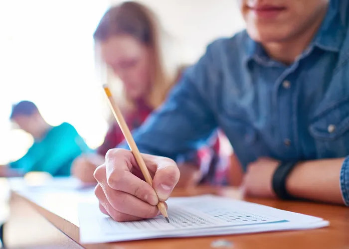 Os participantes do Exame Nacional do Ensino Médio (Enem) 2021 já podem verificar a correção da sua redação na Página do Participante. O Instituto Nacional de Estudos e Pesquisas Educacionais Anísio Teixeira (Inep) divulgou a vista pedagógica neste domingo, 10 de abril. O espelho da redação também está disponível para consulta.

O tema abordado na aplicação regular do Enem 2021 foi “Invisibilidade e registro civil: garantia de acesso à cidadania no Brasil”. Já na reaplicação do exame, a redação foi sobre “Reconhecimento da contribuição das mulheres nas ciências da saúde no Brasil”. O tema também fez parte da aplicação do Enem para Pessoas Privadas de Liberdade ou sob medida socioeducativa que inclua privação de liberdade (PPL) e para pessoas que se inscreveram após nova oportunidade, destinada aos isentos da taxa de inscrição que faltaram ao Enem 2020.

Por meio da vista pedagógica, o participante pode verificar a pontuação alcançada em cada uma das competências avaliadas pelos corretores. O desempenho é avaliado de acordo com os seguintes critérios: demonstrar domínio da modalidade escrita formal da língua portuguesa; compreender a proposta de redação e aplicar conceitos das várias áreas de conhecimento para desenvolver o tema, dentro dos limites estruturais do texto dissertativo-argumentativo em prosa; selecionar, relacionar, organizar e interpretar informações, fatos, opiniões e argumentos em defesa de um ponto de vista; demonstrar conhecimento dos mecanismos linguísticos necessários para a construção da argumentação; e elaborar proposta de intervenção para o problema abordado, respeitando os direitos humanos.

Correção – O processo de correção das redações do Enem é acompanhado em todas as suas etapas por mais de um profissional e segue, rigorosamente, os parâmetros estabelecidos pelo Inep. Os textos podem passar por até quatro correções para o cálculo da média final. Os profissionais selecionados para a correção atendem a critérios de formação inicial, como graduação em letras e linguística, e continuada, com exigência mínima de mestrado para as funções de supervisores e subcoordenadores. Além disso, para esses cargos, é exigida experiência comprovada em coordenação de correção de produção textual em avaliação educacional, exames ou concursos.

Nota – A nota da redação pode chegar a 1000 pontos. Em 2021, 22 participantes do Enem alcançaram nota máxima na redação. O exame possui cinco critérios que zeram a nota: fuga ao tema, extensão total de até sete linhas, trecho deliberadamente desconectado do tema proposto, não obediência à estrutura dissertativo-argumentativa e desrespeito à seriedade do exame.

Treineiros – O Inep também divulgou, neste domingo (10), na Página do Participante, o resultado dos treineiros — pessoas que fizeram o Enem 2021 para fins de autoavaliação do conhecimento.

Esses participantes não podem utilizar os resultados individuais do Enem para o acesso à educação superior e a programas governamentais de financiamento ou apoio ao estudante de nível superior, conforme descrito no edital do exame.

Enem – O Exame Nacional do Ensino Médio avalia o desempenho escolar dos estudantes ao término da educação básica. Ao longo de mais de duas décadas de existência, tornou-se uma das principais portas de entrada para a educação superior no Brasil, por meio do Sistema de Seleção Unificada (Sisu) e de iniciativas como o Programa Universidade para Todos (ProUni).

Instituições de ensino públicas e privadas utilizam o Enem para selecionar estudantes. Os resultados são usados como critério único ou complementar dos processos seletivos, além de servirem de parâmetros para acesso a auxílios governamentais, como o proporcionado pelo Fundo de Financiamento Estudantil (Fies).

Os resultados individuais do Enem também podem ser usados nos processos seletivos de instituições portuguesas que possuem convênio com o Inep para aceitarem as notas do exame. Os acordos garantem acesso facilitado às notas dos estudantes brasileiros interessados em cursar a educação superior em Portugal., Bolsa de Estudo, Vagas para Estágio e Faculdades com Bolsa de Estudo , em, Brasil