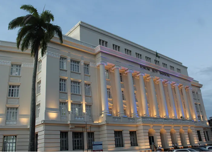 O Tribunal de Justiça da Bahia (TJBA) divulga a realização de Concurso Público, no âmbito do Judiciário baiano, para os cargos de Analista Judiciário e Técnico Judiciário. A iniciativa do Desembargador Presidente Nilson Soares Castelo Branco visa a valorização do servidor e do 1º Grau, em consonância com as prioridades da gestão. 

A prova, que será promovida pela Banca Fundação Carlos Chagas (FCC), é regulamentada pelo Edital nº 01/2023, publicado nesta segunda-feira, 10 de abril. As inscrições estão abertas a partir das 10h desta terça-feira (11) e encerram às 14h do dia 10 de maio de 2023.  

Para a Comarca de Salvador, são 61 vagas distribuídas em 20 cargos. Há, também, mais 216 vagas, em 130 Comarcas do Interior, para os cargos de Analista Judiciário (Área Judiciária – Subescrivão); Analista Judiciário (Área Judiciária – Oficial de Justiça Avaliador); e Técnico Judiciário (Escrevente de Cartório). 

De acordo com o Presidente, Desembargador Nilson Castelo Branco, “a realização deste concurso público é resultado de minucioso estudo e de ação articulada entre a Presidência e as Corregedorias, objetivando ampliar os quadros do Judiciário baiano. Trata-se de um compromisso de gestão com toda a sociedade baiana, tanto assim que as vagas serão por Comarca, organizadas em macrorregiões”. , Vagas de Emprego Bahia, Concursos Abertos e Baixar apostila concurso, em, Brasil