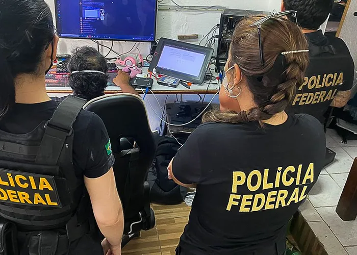 A Polícia Federal deflagrou, nesta quinta-feira, a Operação Abusou, contra uma organização criminosa que atuava na produção e comercialização de fotos e vídeos de crianças e adolescentes, principalmente brasileiros, em poses sensuais e eróticas, em websites hospedados na deepweb, em países como a República Tcheca, Estados Unidos e Rússia.

Foram cumpridos dez mandados de busca e apreensão e um de prisão preventiva. A ação ocorre em endereços do grupo criminoso localizados em Santa Catatrina, Rio de Janeiro, São Paulo e Rio Grande do Sul.

Mais de 120 crianças e adolescentes brasileiros explorados pelo esquema criminoso, com idades entre 4 e 18 anos, foram identificados até o momento. O Serviço de Repressão a Crimes de Ódio e Pornografia Infantil da Polícia Federal, em Brasília, está analisando cerca de 200 mil arquivos de imagens e vídeos apreendidos., Concurso Polícia Federal, Criar Website e Hospedagem de sites , em, Brasil