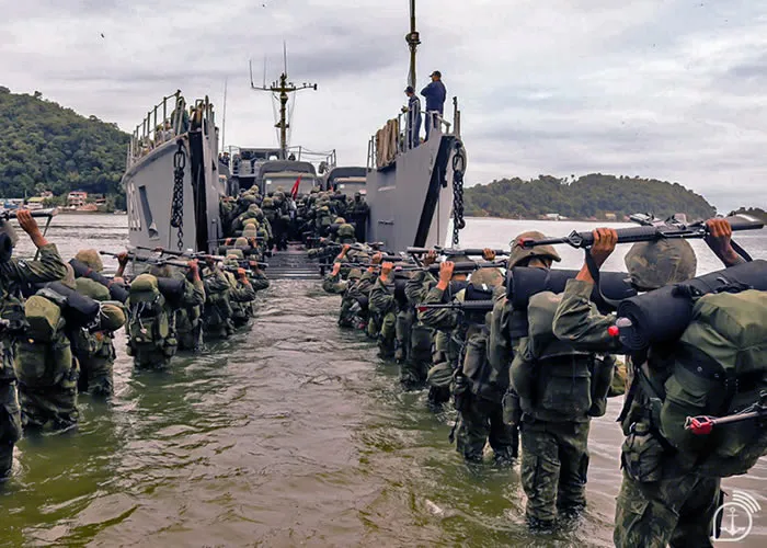 Pela primeira vez, mulheres poderão concorrer às vagas para Soldado Fuzileiro Naval

Cargo: Soldado Fuzileiro Naval
 	
Vagas: 1080
 	
Inscrições
Taxa: R$ 40,00

Período: 16/01/23 a 02/03/23

Local: Na internet ou nos locais de inscrição listados no anexo A do edital
 	
Data da Prova	
A ser definida
 	

Se você deseja ser um Fuzileiro Naval então fique atento: as inscrições para o Concurso Público de Admissão às turmas I e II/2024 do Curso de Formação de Soldados Fuzileiros Navais (C-FSD-FN) estarão abertas de 16 de janeiro a 2 de março de 2023 no site www.marinha.mil.br/cgcfn na aba Concursos para o CFN. A seleção oferece, pela primeira vez, além de vagas para o sexo masculino oportunidades também para as mulheres.

Dentre os requisitos previstos, é preciso ter 18 anos e menos de 22 anos de idade no dia 30 do mês de junho de 2024 e o ensino médio completo. O concurso oferece 1.080 vagas, sendo 984 para candidatos do sexo masculino e 96 para o sexo feminino. A primeira etapa do processo seletivo consiste em Exame de Escolaridade, constituído de provas de Português e Matemática, em data a ser divulgada posteriormente no site. Os aprovados na etapa inicial passarão ainda por verificação de dados biográficos e de documentos, avaliação psicológica, inspeção de saúde e teste de aptidão física de ingresso.

O C-FSD-FN terá a duração de, aproximadamente, dezessete semanas e será conduzido no Centro de Instrução Almirante Milcíades Portela Alves (CIAMPA), no Rio de Janeiro (RJ) e, simultaneamente, no Centro de Instrução e Adestramento de Brasília (CIAB), em Brasília (DF), sob regime de internato e dedicação exclusiva até a formatura.
, Concurso Fuzileiro Naval, Concurso Abertos e Vagas em concursos, em, Brasil