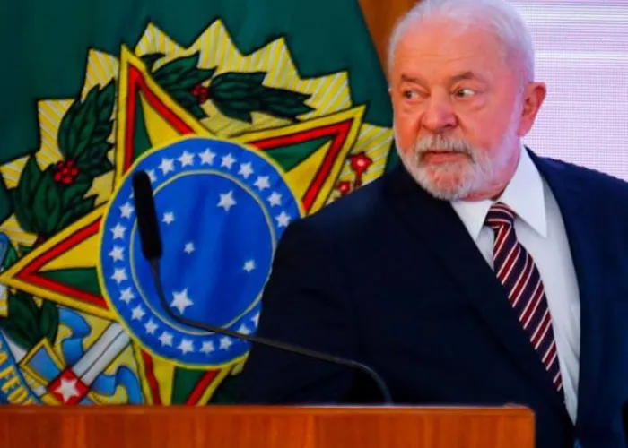 DPVAT: governo Lula deve retomar cobrança do Seguro Obrigatório em 2024

O governo do presidente Luiz Inácio Lula da Silva criou um grupo de trabalho para avaliar em até 90 dias “mudanças legislativas” para o “aprimoramento” do DPVAT. A formação desse grupo sinaliza o provável retorno da cobrança do Seguro Obrigatório em 2024.

Cobrança suspensa desde 2021

A taxa do DPVAT, criado para indenizar vítimas de acidentes de trânsito em vias terrestres, não é cobrada dos proprietários de veículos automotores desde 1º de janeiro de 2021.

A partir dessa data, a administração dos recursos para o pagamento das indenizações a vítimas de acidentes de trânsito ocorridos está com a Caixa Econômica Federal.

Já os reembolsos referentes a sinistros ocorridos até 31 de janeiro de 2020 continuam sob responsabilidade da Segura Líder – consórcio de seguradoras anteriormente encarregado da gestão do DPVAT.

Nota do Ministério da Fazenda justifica a necessidade de se rediscutir a legislação envolvendo as indenizações do DPVAT devido à dissolução da Seguradora Líder. UOL Carros pediu ao ministério mais detalhes sobre as discussões do grupo de trabalho e questionou a possibilidade de eventual reajuste no valor das indenizações, que há anos é de R$ 13,5 mil para casos de morte ou invalidez permanente e de R$ 2,7 mil para despesas de assistência médica e complementares.

A pasta, porém, negou-se a repassar informações, alegando que “o DPVAT está em estudo, no âmbito do grupo constituído”, e por isso, não é possível comentar.

Até R$ 1,5 bilhão em indenizações em 2023.

Consultada pela reportagem, a Susep (Superintendência de Seguros Privados), autarquia vinculada ao Ministério da Fazenda, informa que em 2023 será gasto um valor entre R$ 1,4 bilhão e R$ 1,5 bilhão com indenizações.

Montante é referente a indenizações relativas a sinistros já ocorridos e também às solicitações feitas ao longo deste ano.

De janeiro até setembro de 2022, houve repasse de R$ 1,278 bilhão em indenizações do DPVAT a vítimas de acidente.

Segundo demonstrações contábeis da auditoria independente KPMG, no fim do primeiro semestre de 2022, o Fundo do Seguro DPVAT acumulava cerca de R$ 3,28 bilhões em caixa.

Caixa continua na gestão do DPVAT

Como acontece desde 2021, a Caixa Econômica Federal continua responsável pela gestão dos recursos e dos pedidos de indenização.

O banco estatal mantém essas atribuições pelo menos até 31 de dezembro de 2023, conforme medida provisória assinada em 21 de dezembro pelo presidente Jair Bolsonaro. Essa MP foi aprovada em março pelo Congresso Nacional., Seguro Auto Online, Cobertura Roubo e Furto e Pedir Seguro DPVAT, em, Argentina