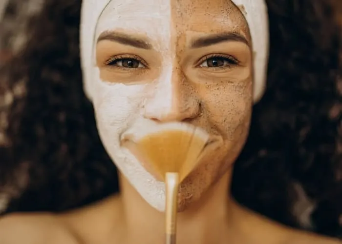 Máscara facial caseira,  Veja alguns tipos comuns de máscaras faciais caseiras e suas finalidades.

Máscara Esfoliante

Essas máscaras geralmente contêm ingredientes como açúcar, sal, aveia, café moído, ou outros esfoliantes naturais. Elas ajudam a remover células mortas da pele e promovem uma aparência mais suave e fresca. Use máscaras esfoliantes uma ou duas vezes por semana, dependendo do seu tipo de pele.

Máscara de Folha (Sheet Mask)

As máscaras de folha são embebidas em soro ou essências ricas em ingredientes benéficos para a pele. Elas são ótimas para hidratação, iluminação e nutrição da pele. Pode usá-las conforme necessário, mas geralmente uma vez por semana é suficiente.

Máscara Hidroplástica (Hydrogel Mask)

As máscaras hidroplásticas são feitas de gel e são especialmente boas para reter a umidade na pele. Elas são úteis para hidratação profunda e podem ser usadas em momentos de pele ressecada ou desidratada. O uso pode variar dependendo das necessidades da pele. , Máscara facial argila, Máscara facial babosa, em, Saúde e Beleza