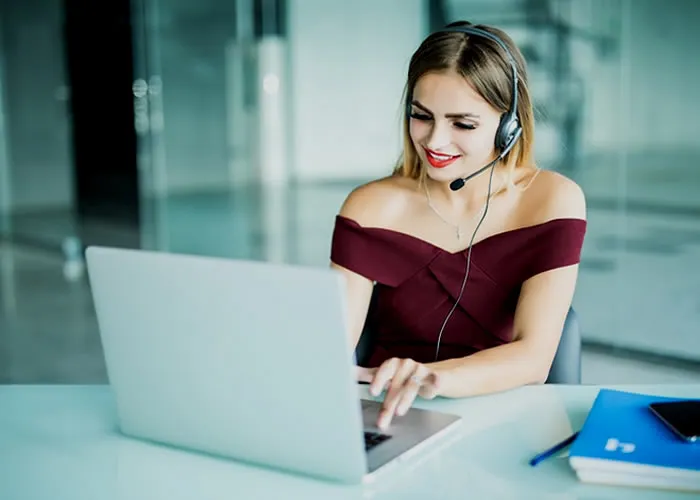 Vagas para Recepcionista 01 Vaga, Salário de  R$ 1.212,00

Edital: 001-2022 de 02/09/2022

Ensino Médio Taxa de Inscrição Valor:  R$ 70,80

Inscrições: 05/09/2022 00:01 a 30/09/2022 00:00

Pedidos de Isenção: 05/09/2022 00:01 a 06/09/2022 23:59

Situação: Em andamento

Atribuições do Cargo:

Atender ao público interno e externo prestando informações simples, anotando recados e efetuando
encaminhamentos; Controlar o acesso de visitantes nas dependências administrativas e dos
gabinetes; Registrar os visitantes atendidos, anotando dados pessoais para possibilitar o controle dos atendimentos diários; Acompanhar os visitantes ou autoridades pelas dependências da Câmara,
quando necessário; realizar atividades de protocolo, controle e distribuição de documentos e
correspondências recebidas pela Câmara; Efetuar a etiquetagem e o envio de documentos via
correios, malote ou fax; Operar fotocopiadoras, scanners, encadernadores e demais equipamentos de
reprodução e organização de documentos; Organizar os documentos reproduzidos e os que lhes
deram origem, conforme orientações repassadas, encaminhando-os aos interessados; Efetuar o
registro e controle da emissão de cópias e operar microcomputador em sistemas de controle básico;
Auxiliar, quando necessário, na recepção de autoridades ou visitantes nas solenidades da Câmara
Municipal; Realizar outras tarefas administrativas e correlatas ao cargo por iniciativa própria ou que lhe forem atribuídas por superior.

LÍNGUA PORTUGUESA: 

Leitura e interpretação de texto. Mensagem central e secundária. Linguagem. Espaço, tempo e foco na ficção narrativa. Coerência e Coesão. Classe, Estrutura, Formação e significação de vocábulos. Estruturade Palavras. Formação de Palavras Significado de Palavras .Sintaxe. As Classes de Palavras :Adjetivo, Advérbio, Artigo,Preposição, Conjunção, Interjeição, Numeral, Pronomes, Substantivos, Verbos, Linguagem Figurada, Pontuação, Crase.
Ortografia (atualizada conforme as regras do novo Acordo Ortográfico). Fonética e Grafema. Encontros vocálicos.
Encontros Consonantais. Dígrafos. Separação de sílabas. Acentuação gráfica. Pontuação. Morfossintaxe. Períodos Simples e Compostos por coordenação e subordinação. Termo da oração: essenciais, integrantes e acessórios.Concordância nominal, Concordância verbal. Regência verbal. Emprego da crase. Colocação dos pronomes átonos.Semântica. Sinônimos. Antônimos. Homônimos. Parônimos. Denotação e conotação. Figura de linguagem. Figura de palavras: comparação, metáfora, Metonímia, Catacrese. Figura de construção: Elipse, Hipérbole, Pleonasmo, Silepse. 
Figuras de pensamento: Antítese, Eufemismo e Prosopopeia.

INFORMÁTICA:

Conceitos básicos de ambiente Windows e suas funcionalidades: ícones, atalhos de teclado, janelas, organização e gerenciamento de arquivos, pastas e programas, impressoras, teclado, mouse, disco rígido, pen drives, scanner, discos ópticos e conectores. Arquitetura básica de computadores: hardware: componentes e funções; unidade central de processamento; memória ROM, RAM, cache, tipos e tamanhos de memória; dispositivos de entrada e saída e de armazenamento de dados, plotter, barramentos: especificação de equipamentos. Aplicativos e procedimentos de Internet e intranet. Noções básicas de ferramentas e aplicativos de navegação (Google C hrome, Firefox e Internet Explorer) e correio eletrônico (webmail e Microsoft Outlook 2010 e 2013). Segurança da informação: procedimentos de segurança, noções de vírus, worms e pragas virtuais. Procedimentos de backup; armazenamento de dados na nuvem.

MATEMÁTICA:

Conjunto dos números inteiros: a numeração decimal; operações e resoluções de problemas.
Operações (adição, subtração, multiplicação, divisão, potenciação e raiz quadrada). Múltiplos e divisores de um número natural: divisibilidade; máximo divisor comum; mínimo múltiplo comum. Números fracionários: operações com números fracionários; resoluções de problemas. Frações e números decimais: operações com números decimais.

Sistema Métrico Decimal: Perímetro de figuras planas. Áreas de figuras planas ( triângulos,quadriláteros, círculos e polígonos regulares). Conjunto dos números racionais: Resolução de equações do 1º grau e 2º grau. Resolução de
problemas. Razão e proporção. Propriedades das proporções. Divisão proporcional. Regra de três simples.

Porcentagem. Juros. Conjunto dos números reais: Operações com polinômios. Produtos notáveis. Fatoração. Relações
métricas e trigonométricas nos triângulos retângulos: aplicação do teorema de Pitágoras. Funções: Função do 1º grau.
Função quadrática. Função exponencial. Função logarítmica. Análise Combinatória Simples. Geometria sólida: prismas e pirâmides, cilindros e cones, esfera - áreas e volumes. Noções de estatísticas e probabilidade. Gráficos e tabelas para tratamento da informação. Possibilidades e chances.

CONHECIMENTOS GERAIS/ATUALIDADES: 

Conhecimentos marcantes do cenário cultural, político, econômico e
social no Brasil e no Mundo, Princípios de Organização Social, Cultural, Saúde, Meio Ambiente, Política e Economia Brasileira, Análise dos principais conflitos nacionais e mundiais. Amplamente veiculados nos últimos dois anos pela imprensa falada e escrita nacional ou local (rádio, televisão, jornais, revistas e/ou internet).

CONHECIMENTOS ESPECÍFICOS MOTORISTA: 

Legislação, Código de Trânsito Brasileiro e seu regulamento, Regras gerais de circulação, deveres e proibições, infrações e penalidades, Prevenção de acidentes, condição adversa, colisões,distâncias, cruzamento, ultrapassagem, hidroplanagem, curvas, rodovias, Primeiros Socorros, Direção Defensiva, Sinais de apitos, Placas de advertências, Placas de regulamentação, Placas de indicação de serviço auxiliar, Sinalização horizontal, Noções de Segurança, Sinais, Placas de Sinalização, Noções de Mecânica Básica.

Para realizar sua inscrição acesse o link abaixo:, Vagas para motorista, Vaga para copeiro e Apostila concurso , em, Brasil