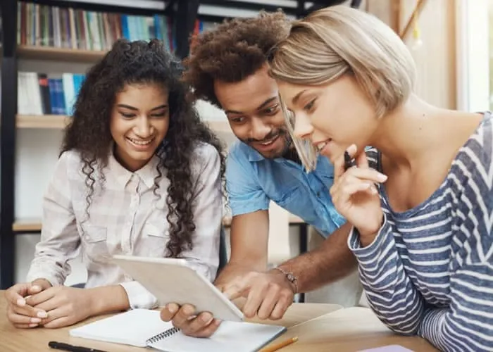 Cadastrar currículo, Vaga para Jovem Aprendiz - Cobrador - Primeiro Emprego

A escolaridade exigida para o cargo é do Ensino Médio Incompleto;

Primeiro emprego 

Obrigatório o certificado de dispensa militar


OBS: Ter documentação completa e currículo atualizado.


Veja várias dicas que podem te ajudar a se destacar em uma vaga de jovem aprendiz.


Prepare-se para a entrevista

Pesquise sobre a empresa, entenda seus valores e missão. Pratique respostas para perguntas comuns de entrevista, como suas habilidades, experiências anteriores (se houver) e por que você está interessado na vaga.


Destaque suas habilidades

Mesmo que você não tenha experiência profissional anterior, destaque suas habilidades pessoais, como trabalho em equipe, responsabilidade, boa comunicação, capacidade de aprendizado rápido, entre outras.


Elabore um bom currículo

Destaque suas informações pessoais, escolares e habilidades. Inclua qualquer experiência voluntária, projetos escolares relevantes ou cursos extracurriculares.


Networking

Converse com amigos, familiares ou professores que possam conhecer oportunidades de jovem aprendiz ou que possam fornecer referências.


Seja proativo

Mostre interesse na empresa durante a entrevista, faça perguntas relevantes sobre a vaga e demonstre disposição para aprender e contribuir.


Lembre-se:

Para se candidatar a esta vaga, o trabalhador deve comparecer presencialmente ao SINE AMAZONAS, situado à Avenida Djalma Batista, nº 1018, 69057-099, Manaus-AM, portando suas documentações completas e currículo impresso.

Você também pode cadastrar seu currículo para esta vaga no site de referência abaixo.
 , Emprego cobrador, Primeiro emprego, em, Vagas e empregos