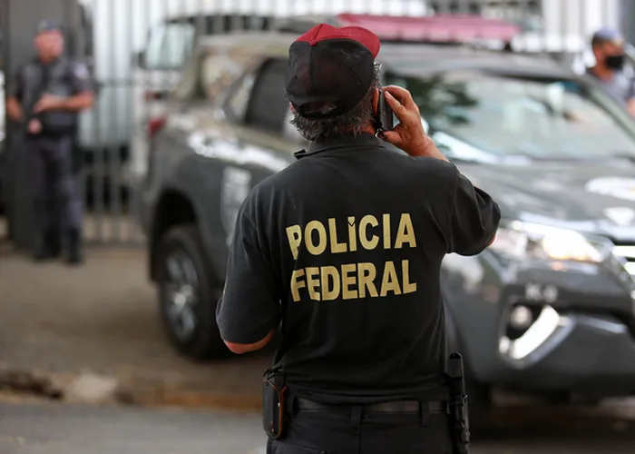 Foi deflagrada nesta terça-feira a Operação Câmbio Barriga Verde, por uma força integrada pelo Ministério Público Federal, a Receita Federal e a Polícia Federal.

As investigações tiveram início a partir de indícios da existência de organização criminosa na região de Garopaba, Santa Catarina. Uma casa de câmbio teria movimentado mais de 1 bilhão de reais, volume incompatível com sua capacidade financeira.

A suspeita é de crimes contra o sistema financeiro, sonegação fiscal, lavagem de dinheiro e evasão de divisas.

Foram cumpridos mandados de busca e apreensão em várias cidades de Santa Catarina e em Caixas do Sul, Rio Grande do Sul. Também foi promovido o sequestro de veículos e imóveis de luxo ligados às pessoas investigadas.

LEANDRO FERREIRA/FOTOARENA/ESTADÃO CONTEÚDO, Conta Global Dólar , Cartão de débito internacional e Remessa de câmbio, em, Brasil