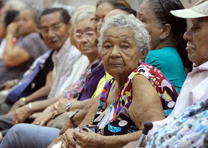 Assistência pessoa idosa, O Brasil enfrenta um acelerado processo de envelhecimento populacional. Segundo dados do IBGE, a população com 60 anos ou mais representa cerca de 15 por cento dos brasileiros e deve dobrar até 2050. Esse fenômeno é impulsionado pela redução das taxas de natalidade e o aumento da expectativa de vida, que hoje é superior a 75 anos. 

Com isso, surgem desafios para garantir qualidade de vida aos idosos, como o fortalecimento das políticas de saúde, a ampliação de serviços sociais e a promoção da inclusão social. Termos como qualidade de vida para idosos, políticas de envelhecimento e assistência ao idoso tornam-se essenciais no debate público.

FOTO: ROBERVALDO ROCHA / CMM, Acessibilidade na saúde, Futuro do envelhecimento, em, Educador Social 60+