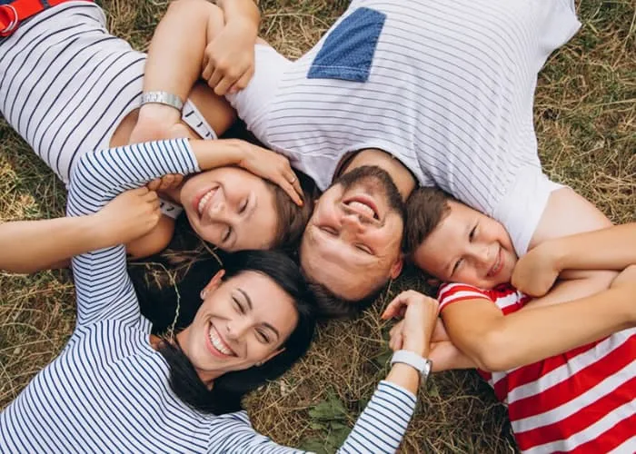 Viagens família, A ciência reconhece que a personalidade de uma pessoa é influenciada por uma combinação de fatores genéticos e ambientais, incluindo o ambiente em que uma pessoa vive. O ambiente desempenha um papel importante no desenvolvimento da personalidade, especialmente durante a infância e a adolescência. 


Família

A dinâmica familiar, os modelos parentais e a forma como os pais criam seus filhos podem moldar a personalidade das crianças. Por exemplo, a presença de apoio emocional, disciplina consistente e modelos de comportamento parental desempenha um papel importante.

Cultura e Sociedade

A cultura em que alguém cresce e as normas sociais influenciam a formação da personalidade. Valores culturais, crenças religiosas, normas sociais e expectativas podem afetar a maneira como as pessoas desenvolvem traços de personalidade específicos.

Educação

A educação, tanto em casa quanto na escola, pode influenciar o desenvolvimento da personalidade. O ambiente de aprendizado, a qualidade da educação e as interações com colegas e professores desempenham um papel importante.

Experiências de Vida

Eventos e experiências significativos ao longo da vida, como traumas, perdas, conquistas e desafios, podem moldar a personalidade. Essas experiências podem levar ao desenvolvimento de traços como resiliência, otimismo ou pessimismo.

Amigos e Companhia

As amizades e os relacionamentos sociais têm um impacto significativo na personalidade. Os amigos podem influenciar os valores, interesses e comportamentos de uma pessoa.

Ambiente Profissional

O ambiente de trabalho e a cultura da empresa também podem moldar a personalidade. A pressão no trabalho, a colaboração com colegas e a cultura organizacional desempenham um papel na forma como as pessoas se comportam e se desenvolvem., Seguro de vida, Amigos online, em, Sociedade e Cultura