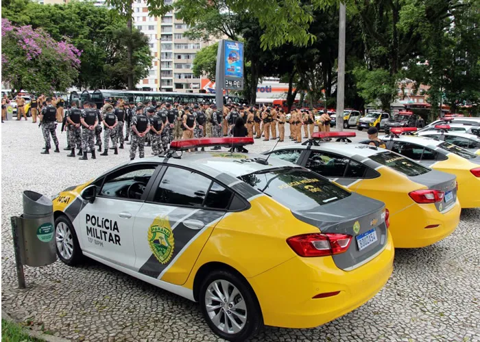 Concursos, O governo paranaense sancionou uma nova lei que modifica as atuais 11 referências da carreira dos militares, que foram reduzidas para cinco classes, o que acabou agilizando a progressão profissional dessas categorias.

Com as mudanças, o tempo total para um policial militar do Paraná atingir a maior classe da carreira passa a ser de 28 anos –sete anos a menos do que antes, uma redução de 20%. A promoção entre as classes passa a ser a cada cinco anos, mais um ano de efetivo exercício na classe, além das promoções por antiguidade e merecimento.

Principais mudanças

Os militares terão reajustes imediatos de até 23%, além de reajustes fixos nos próximos anos. Além do aumento salarial, os valores de teto da carreira dos militares estaduais será equiparado ao topo da carreira dos policiais civis em 2026.

Entre as alterações está a criação de novas regras para ingressar na carreira militar. A criação do soldado de 3ª classe modificará a aplicação de novos concursos. Será uma condição criada para englobar aqueles que estiverem no curso de formação dos militares., Apostilas, Vagas, em, Notícias e Eventos