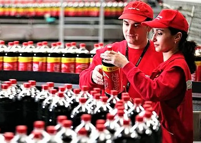 Salário de R$ 1.059 a R$ 1.180 por mês

Tempo integral, acesso o botão abaixo para se cadastrar 

A Coca Cola é uma das empresas que oferece vagas destinadas aos jovens. Os quais querem ingressar no mercado de trabalho e adquirir experiência. Descubra os requisitos das vagas e a remuneração de todos os benefícios.

Atividades:

• Atendimento ao cliente (telefones, e-mails e etc);

• Realização de listas e relatórios;

• Registro informatizado de produtos;

• Organização de arquivos e produtos;

• Trabalhos diretamente através de aparelhos e máquinas.

Benefícios:

Geralmente, o salário de jovem aprendiz pode variar entre R$ 400,00 e R$1.000,00. Como foi dito anteriormente, vai depender do empregador.

• VA ou VR (vale alimentação ou vale refeição);

• VT (vale transporte);

• Carga horária de trabalho de acordo com a lei (entre 4 e 6 horas por dia);

• Salário de acordo com os horários de trabalho;

• Benefício do FGTS (fundo de garantia por tempo de serviço);

• Carteira de trabalho assinada;

• Curso profissionalizante;

• Férias;

• 13º salário.

O programa de jovem aprendiz Coca Cola está aberto a todos os jovens entre 14 a 24 anos.

Como me inscrever?

Entre no site oficial, faça seu cadastro no site da Coca Cola, após isso, preencha todos os campos informando sua cidade e o setor deseja, depois informe todos os dados do seu currículo, depois de feito é só aguardar o contato., Coca cola contrata, curriculo, Vagas nível médio e Menor aprediz, em, Brasil