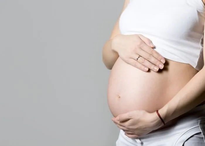 As mulheres brasileiras têm engravidado cada vez mais tarde e a chegada do primeiro filho depois dos 30 anos é um fator de risco para o câncer de mama gestacional (CMG).

Maria Antônia José Peixoto, de 42 anos, mora em Bonfinópolis, Minas Gerais, mas teve o seu filho, Levi, no Hospital Universitário de Brasília (HUB-UnB/Ebserh). O diagnóstico do câncer de mama veio junto com a surpresa de saber que estava grávida.

“Percebi um nódulo na minha mama direita e fiz uma mamografia que mostrou a presença de algo suspeito. Logo em seguida, em dezembro de 2022, fiz uma biópsia que confirmou o diagnóstico de câncer de mama e no mês seguinte eu soube que estava grávida”, detalha Maria Antônia.

“Minha angústia principal eram as duas coisas: a segurança do bebê e a minha saúde. Eu sabia que tinha um tratamento longo para fazer e quanto mais cedo eu iniciasse melhor seria”, acrescenta Maria Antônia.

A ocorrência de câncer de mama e gestação é um desafio maior em relação a terapia ideal para a mãe e o bem-estar do feto. A ginecologista e obstetra do HUB, Rita de Cássia Corrêa, que acompanhou a gravidez de Maria Antônia explica que “foram escolhidas drogas quimioterápicas menos perigosas ao bebê e o início do tratamento só ocorreu após o primeiro trimestre”.

Maria Antônia relembra que inicialmente foi considerada a hipótese de ser realizada a cirurgia primeiro, mas, logo em seguida, uma equipe médica composta por profissionais da ginecologia e obstetrícia, da oncologia e da mastologia do HUB se reuniu e discutiu o que seria melhor para ela e o bebê.

“Foi aí que ficou definido que iríamos começar pelas quimioterapias após as 12 semanas, que seria o momento em que ele estaria mais formadinho. Eu fui acompanhada ainda por psicólogo, psiquiatra e nutricionista, porque desenvolvi diabetes gestacional”, revela a mãe do bebê de 28 dias.

1 a cada 3000 mulheres grávidas podem ser diagnosticadas com câncer de mama durante a gravidez. Embora pouco frequente ele é o tipo de tumor maligno mais comum na gravidez e o que mais causa morte relacionada ao câncer em mulheres grávidas ou lactantes.

A mastologista e preceptora da residência médica em Ginecologia e Obstetrícia do Hospital Universitário Maria Aparecida Pedrossian (Humap-UFMS/Ebserh), Raquel Rodrigues, explica que apesar do efeito protetor a longo prazo, a gravidez em si pode aumentar transitoriamente o risco de uma mulher desenvolver esse tipo de câncer.

“O risco se torna mais presente quando a mulher opta por atrasar a gravidez, visto que a idade média de maior incidência de câncer de mama gestacional ocorre em mulheres entre 32 e 38 anos. Portanto, a combinação em adiar a gravidez para uma idade mais avançada aliada ao aumento geral na incidência mundial de câncer de mama têm levado a um aumento dos casos de câncer de mama gestacional ao longo das últimas décadas”, avalia a médica.

De acordo com o mastologista do Hospital de Clínicas da Universidade Federal de Uberlândia (HC-UFU), Juliano Cunha, por muitas vezes o diagnóstico do CMG pode se apresentar de forma mais desafiadora pois durante a gravidez as mamas sofrem muitas alterações naturais, tornando-se mais densas e frequentemente mais sensíveis ou doloridas.

“Estas mudanças normais podem mascarar ou confundir os sintomas iniciais do câncer de mama. Muitas vezes, as mulheres atribuem qualquer mudança no tecido mamário à gravidez, retardando a busca por avaliação médica”, comenta o mastologista.

, Tratamento câncer, Residencia Oncologia  e Faculdade medicina, em, Brasil