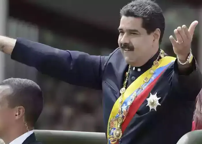 Viagem de Maduro acontece após articulação da equipe de Lula e o governo Bolsonaro revogar a portaria que barrava o alto escalão venezuelano

Um escalão avançado da Venezuela chegou a Brasília neste sábado (31/12) para preparar a viagem de Nicolás Maduro à cerimônia de posse do presidente diplomado, Luiz Inácio Lula da Silva (PT), neste domingo (1º/1).

A comitiva - encarregada de organizar os preparativos do deslocamento, que envolvem questões de segurança, infraestrutura e cerimonial - desembarcou na véspera do evento. Isso porque até a última sexta-feira (30/) autoridades do regime venezuelano estavam impedidas de entrar em território brasileiro.

O caminho para a viagem de Maduro só foi aberto quando, após articulação da equipe de transição de Lula, o governo do presidente Jair Bolsonaro (PL) revogou a portaria que barrava o alto escalão da ditadura.


Segundo o texto publicado em 2019, as autoridades venezuelanas "atentavam contra a democracia, a dignidade da pessoa humana e a prevalência dos direitos humanos". A Venezuela é hoje o segundo país em número de refugiados, com 5,6 milhões, atrás apenas da Síria, em guerra civil desde 2011., Tripadvisor, Vagas de emprego e Concursos abertos, em, Brasil