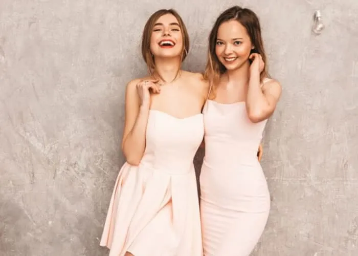 Vestidos elegantes, As tendências de moda para o final do ano podem variar dependendo do seu estilo pessoal, do clima e das atividades que você planeja realizar. No entanto, aqui estão algumas tendências gerais que podem ser populares para a temporada de fim de ano.

Brilho e Lantejoulas

Roupas com detalhes brilhantes, lantejoulas e tecidos metalizados são populares durante as festas de final de ano. Vestidos, saias e blusas com brilho são escolhas comuns para ocasiões festivas.

Vestidos de festa

Vestidos elegantes de festa, especialmente em cores como vermelho, dourado e prateado, são uma escolha clássica para comemorar o Ano Novo.

Ternos e conjuntos

Ternos de duas peças, conjuntos de calças e blazer e conjuntos combinando estão ganhando popularidade entre as mulheres. Eles oferecem uma opção elegante e sofisticada para as festas.

Tons de joias

Cores ricas e profundas, como esmeralda, rubi, safira e ametista, são tendências populares para a temporada de festas.

Peças em veludo

O veludo é um tecido luxuoso que se encaixa bem no clima de festas. Blusas, vestidos e saias de veludo são escolhas elegantes.

, Roupas Lindas, Usar no réveillon, em, Moda e Estilo