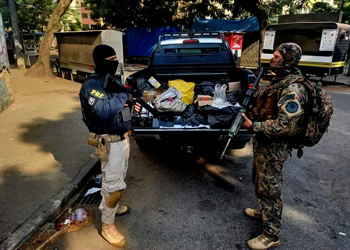 A série Operação Fronteira, que mostra a rotina dos agentes da Polícia Rodoviária Federal nas rodovias que conectam o Brasil aos países vizinhos.

Eles atuam em áreas de risco onde o crime organizado disputa território com as forças policiais e lidam com o contrabando de mercadorias, tráfico de drogas e armas.

São 10 episódios, sendo dois exibidos a cada sábado, nos canais de TV fechada Discovery e Discovery +, sempre às 10 da noite., Curso para concurso, Concurso do Senado e Curso Preparatório PRF, em, Brasil