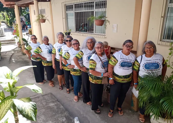 Estatudo, O Fórum Permanente das Pessoas Idosas do Estado do Amazonas desempenha um papel essencial na luta pela garantia e ampliação dos direitos das pessoas idosas, promovendo a inclusão, o respeito e a valorização desse segmento da população. Sob a coordenação de Valcylene, o fórum tem se destacado como um espaço de diálogo, articulação e mobilização social, reunindo lideranças e instituições comprometidas com a causa do envelhecimento digno.

No recente XVI Encontro Nacional dos Fóruns das Pessoas Idosas, realizado em Salvador, na Bahia, o Fórum Permanente do Amazonas esteve representado por Valcylene, reafirmando o compromisso de fortalecer as políticas públicas voltadas para a população idosa. Esse evento reuniu representantes de diversas regiões do Brasil, proporcionando uma rica troca de experiências e estratégias para superar os desafios enfrentados pelas pessoas idosas em diferentes contextos sociais e culturais.

A presença do Fórum do Amazonas em Salvador simboliza a importância da união entre os estados para a construção de um país mais inclusivo e sensível às necessidades do envelhecimento. A coordenação de Valcylene destacou-se ao trazer à tona questões específicas da realidade amazônica, como o acesso a serviços de saúde, transporte e assistência social, reforçando a necessidade de políticas adaptadas às particularidades regionais.

O encontro em Salvador também reforçou o papel dos fóruns como ferramentas fundamentais para a conscientização da sociedade e o fortalecimento de uma rede de proteção aos direitos das pessoas idosas. A troca de saberes entre os participantes permitiu identificar boas práticas, ampliar parcerias e planejar ações conjuntas para combater o ageísmo e o idadismo, promover a autonomia e garantir a qualidade de vida na velhice.

Por meio de sua atuação no encontro nacional, o Fórum Permanente das Pessoas Idosas do Estado do Amazonas reafirma sua missão de ser um agente transformador, defendendo o direito ao envelhecimento com dignidade, respeito e igualdade. Essa participação simboliza não apenas a relevância da causa, mas também a força de um movimento que se consolida cada vez mais como um pilar essencial na construção de uma sociedade mais justa e inclusiva para todas as idades., Senescência , Direito , em, Educador Social 60+