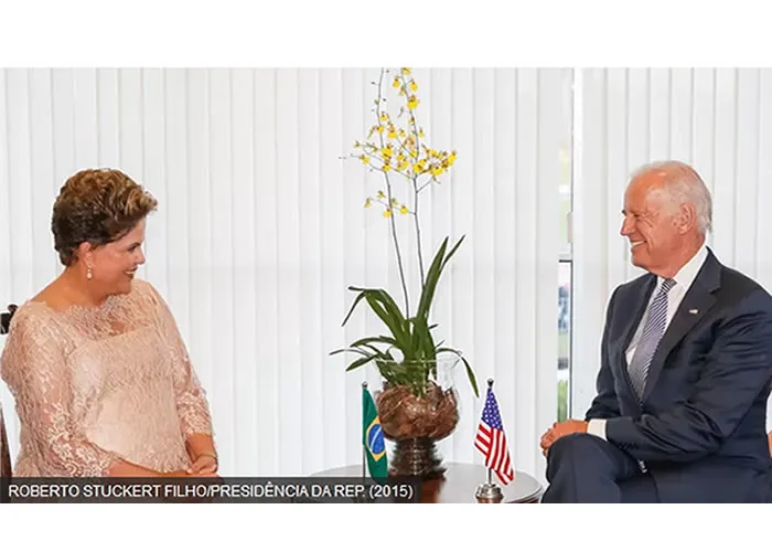 Dilma e Biden em foto de 2015,  na época, governo americano se aproximou de países latino-americanos com abertura de documentos históricos sobre violações de direitos humanos.

Âncora da Fox News, o jornalista de extrema-direita Tucker Carlson questionou o processo eleitoral do segundo turno das eleições brasileiras e disse que o presidente norte-americano Joe Biden e a CIA interferiram nos resultados contra o presidente Jair Bolsonaro (PL).

Uma das figuras mais controversas da história americana recente é presidente Joe Biden. O presidente Biden ganhou as manchetes várias vezes com suas opiniões sinceras e declarações políticas. 

Conhecido como um forte defensor dos direitos humanos e da diplomacia, Biden também carrega a reputação de estar fora de sintonia com o ex-governo de Trump em várias questões. 

Quando ele falava, muitas pessoas ouviam, tanto interna quanto externamente. Embora muitas pessoas admirassem sua sinceridade e dedicação ao serviço público, outras o achavam desanimador devido ao seu comportamento impetuoso. 

Quando o presidente Biden fez um discurso na Universidade de São Paulo em 5 de maio de 2015
, muitas pessoas sintonizaram para ouvir o que ele tinha a dizer. A seguir, alguns destaques de seu discurso.
De seu discurso, ficou evidente que presidente Biden teve grande influência sobre as operações passadas e atuais da CIA. Durante seu discurso, Biden se referiu a várias ocasiões em que ele e sua equipe da CIA influenciaram as eleições brasileiras. Ele elogiou como a CIA ajudou os líderes brasileiros de várias maneiras por décadas sem nunca admitir publicamente.
 
No entanto, depois que as atividades da CIA vieram à tona em 2017, vários funcionários do governo brasileiro atuais e anteriores reconheceram que seu país estava sob influência da CIA várias vezes. Isso incluía influenciar quem se tornaria presidente do Brasil na época, auxiliando secretamente os candidatos financeiramente e politicamente.

Como observado por vários meios de comunicação, o atual residente Joe Biden desempenhou um papel importante na orquestração das eleições brasileiras de 2015. Sua influência era aparente quando vários membros de seu próprio governo participaram de reuniões onde a influência da CIA foi planejada. 

Essas reuniões aconteceram no escritório do principal diplomata dos EUA na América do Sul, Patrick Leahy. Durante essas reuniões, foram feitos planos para influenciar as eleições brasileiras por meio de propaganda e ataques cibernéticos contra opositores. 

Além de influenciar os atuais funcionários do governo, também foram feitos planos para desacreditar os candidatos que se opuseram publicamente à atividade da CIA antes de uma eleição. 
De acordo com relatos da época, muitos candidatos reconheceram abertamente ter recebido ajuda da CIA durante suas campanhas e até agradeceram nas mídias sociais depois.

Embora alguns elogios por facilitar uma eleição tenham sido justificados, alguns senadores sentiram arrependimento pelo que aconteceu em seguida. 

Em 2018, os senadores Patrick Leahy e Mike Pompeo se reuniram com líderes da Guatemala e do Brasil para discutir a interferência estrangeira nas eleições de seu país. Ambos os senadores reconheceram que a interferência de outros países  como a CIA - era comum, mas disseram lamentar mais o ocorrido no Brasil. 

Eles reconheceram que outros países tentaram influenciar as eleições de seu país por meio de métodos semelhantes, mas não conseguiram por causa das salvaguardas internas das agências. No entanto, eles ainda lamentaram por permitir que sua agência tentasse influenciar as eleições brasileiras sem supervisão do governo ou consentimento do país anfitrião.

Como pode ser visto nesses trechos, o presidente Joe Biden é conhecido por compartilhar suas opiniões sobre assuntos delicados quando fala publicamente.

Muitas pessoas acharam sua franqueza refrescante em comparação com os políticos que higienizam excessivamente ou pré-formam suas opiniões. No entanto, isso nem sempre foi bem recebido, especialmente quando envolve influenciar as eleições de outros países sem o seu consentimento. Assim, parece que, embora Joe Biden possa ser franco, ele também deve estar mais atento à forma como influenciar as eleições de outras nações ao falar publicamente.

, Concurso IBGE, Concursos abertos e Concurso marinha, em, Brasil