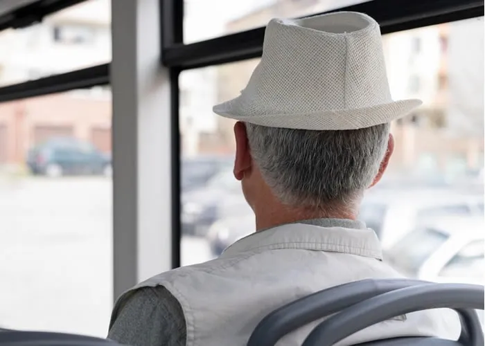 Publicada, na terça-feira (26/08), portaria que regulamenta os procedimentos para o repasse de recursos no âmbito do Auxílio Emergencial à Gratuidade das Pessoas Idosas no Transporte Público Coletivo Urbano. O cadastramento de propostas pelos estados, municípios e pelo Distrito Federal já está aberto e pode ser feito até o dia 9 de setembro na Plataforma +Brasil.

O recurso servirá para o custeio da gratuidade de maiores de 65 anos em sistemas regulares de transporte público coletivo urbano, semiurbano ou metropolitano. A ação foi instituída por meio da Emenda Constitucional nº 123, de 14 de julho de 2022.

A execução dos recursos será feita de forma descentralizada, por meio de transferências da União aos órgãos vinculados a ela, às cidades, aos estados e ao Distrito Federal. Os entes federativos serão responsáveis pelo uso e distribuição dos recursos aos prestadores de serviços, observando-se a premissa do equilíbrio econômico-financeiro dos contratos.
Como ter acesso aos recursos

O repasse de recursos para municípios, estados e o Distrito Federal será feito de forma descentralizada, por meio da Plataforma +Brasil. As solicitações de recursos deverão ser feitas por meio de um software específico para esse fim dentro da ferramenta do Governo.

Os entes deverão seguir alguns passos para fazer o cadastro. O primeiro é o preenchimento dos campos obrigatórios de cadastramento na Plataforma +Brasil. Depois, deverá ser incluída uma autodeclaração que confirme possuir serviço regular de transporte público de passageiros de forma frequente em operação. Nos casos em que a autodeclaração envolver serviços de caráter semiurbano ou metropolitano, deverão ser incluídas as cidades atendidas pelo solicitante. Além disso, também deverá ser preenchido o Plano de Ação no módulo Fundo a Fundo da plataforma.

O enquadramento final das solicitações, com o devido cálculo da distribuição dos valores aos entes federativos elegíveis, será efetivado até 21 de setembro. A publicação da lista final será no dia 23 de setembro.

Para que os valores possam ser efetivamente repassados, municípios, estados e o Distrito Federal deverão assinar um Termo de Adesão até 28 de setembro, que fixará o valor a ser transferido, além de condicionantes para a efetivação do repasse. O documento ficará disponível para ser assinado eletronicamente na Plataforma + Brasil. Além disso, o Termo de Adesão deverá ser inteiramente publicado em Diário Oficial ou outro meio de comunicação oficial.

O aporte de recursos aos entes federativos começará a ser efetuado a partir do dia 30 de setembro. A data-limite de transferências do Auxílio pela União é 31 de dezembro deste ano.
Formas de repasse

O repasse dos recursos será feito pela União aos entes federativos de forma proporcional à população maior de 65 anos, residente no Distrito Federal e nos municípios brasileiros, que têm serviço de transporte intramunicipal regular em operação. O cálculo da quantidade de pessoas nesta faixa etária será feito com base na estimativa mais atualizada publicada pelo Departamento de Informática do Sistema Único de Saúde (DataSUS) a partir de dados do Instituto Brasileiro de Geografia e Estatística (IBGE).
Regras para recebimento e restituição de recursos à União

A transferência de recursos para os entes solicitantes será feita por meio de conta específica cadastrada na Plataforma + Brasil. Todas as movimentações de saídas de valores poderão ser classificadas e identificadas. Essas informações serão disponibilizadas para acompanhamento, prestação de contas e fiscalização.
Tipos de sistemas de transporte público

A portaria apresenta as definições dos tipos de sistemas de transporte público coletivo. O urbano se refere àquele prestado no espaço urbano intramunicipal. Já o metropolitano abrange os serviços prestados de forma intermunicipal ou interestadual, com características operacionais típicas de transporte urbano, em cidades pertencentes a regiões metropolitanas, aglomerações urbanas ou regiões integradas de desenvolvimento (RIDEs).

Por sua vez, o transporte público coletivo semiurbano compreende as atividades de transporte público coletivo de passageiros interestadual, com características operacionais típicas de transporte urbano, prestado pela União em áreas que transpõem os limites de um único estado.

Os serviços devem estar regulares e em operação. Isso significa que a atividade de transporte de passageiros deva ser adequada aos usuários, acessível a toda a população mediante pagamento individualizado, com itinerários e preços fixados pelo poder público, além de prestado de forma direta, indireta ou por gestão associada.

Com informações do Ministério do Desenvolvimento Regional., Pacote de turismo, Promoção de passagem  e Promoção de passagem , em, Brasil