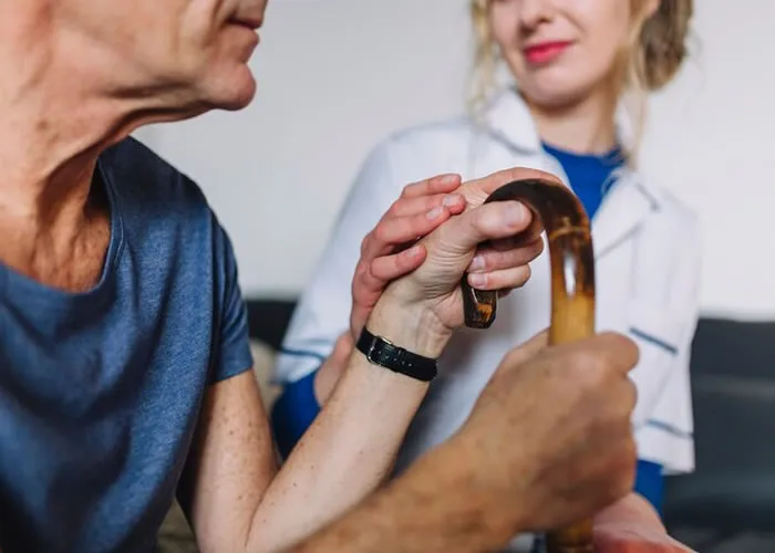 Disfagia em idosos, O envelhecimento é um processo natural que traz diversas transformações no organismo. Entre as mudanças mais significativas, as alterações no sistema digestório podem afetar diretamente a saúde e a qualidade de vida dos idosos. A disfagia, caracterizada pela dificuldade na deglutição, é uma dessas condições que pode comprometer a nutrição e levar a complicações graves, como desnutrição e pneumonia aspirativa. 

Descubra como um educador social do envelhecimento pode intervir para melhorar a alimentação e o bem-estar dos idosos!, Envelhecimento saudável, Educação alimentar, em, Educador Social 60+