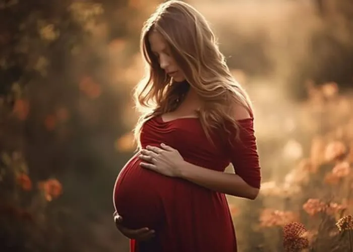 Outubro Rosa, As mulheres brasileiras têm engravidado cada vez mais tarde e a chegada do primeiro filho depois dos 30 anos é um fator de risco para o câncer de mama gestacional (CMG).

Maria Antônia José Peixoto, de 42 anos, mora em Bonfinópolis, Minas Gerais, mas teve o seu filho, Levi, no Hospital Universitário de Brasília (HUB-UnB/Ebserh). O diagnóstico do câncer de mama veio junto com a surpresa de saber que estava grávida.

“Percebi um nódulo na minha mama direita e fiz uma mamografia que mostrou a presença de algo suspeito. Logo em seguida, em dezembro de 2022, fiz uma biópsia que confirmou o diagnóstico de câncer de mama e no mês seguinte eu soube que estava grávida”, detalha Maria Antônia.

“Minha angústia principal eram as duas coisas: a segurança do bebê e a minha saúde. Eu sabia que tinha um tratamento longo para fazer e quanto mais cedo eu iniciasse melhor seria”, acrescenta Maria Antônia.

A ocorrência de câncer de mama e gestação é um desafio maior em relação a terapia ideal para a mãe e o bem-estar do feto. A ginecologista e obstetra do HUB, Rita de Cássia Corrêa, que acompanhou a gravidez de Maria Antônia explica que “foram escolhidas drogas quimioterápicas menos perigosas ao bebê e o início do tratamento só ocorreu após o primeiro trimestre”.

Maria Antônia relembra que inicialmente foi considerada a hipótese de ser realizada a cirurgia primeiro, mas, logo em seguida, uma equipe médica composta por profissionais da ginecologia e obstetrícia, da oncologia e da mastologia do HUB se reuniu e discutiu o que seria melhor para ela e o bebê.

“Foi aí que ficou definido que iríamos começar pelas quimioterapias após as 12 semanas, que seria o momento em que ele estaria mais formadinho. Eu fui acompanhada ainda por psicólogo, psiquiatra e nutricionista, porque desenvolvi diabetes gestacional”, revela a mãe do bebê de 28 dias.

1 a cada 3000 mulheres grávidas podem ser diagnosticadas com câncer de mama durante a gravidez. Embora pouco frequente ele é o tipo de tumor maligno mais comum na gravidez e o que mais causa morte relacionada ao câncer em mulheres grávidas ou lactantes.

A mastologista e preceptora da residência médica em Ginecologia e Obstetrícia do Hospital Universitário Maria Aparecida Pedrossian (Humap-UFMS/Ebserh), Raquel Rodrigues, explica que apesar do efeito protetor a longo prazo, a gravidez em si pode aumentar transitoriamente o risco de uma mulher desenvolver esse tipo de câncer.

“O risco se torna mais presente quando a mulher opta por atrasar a gravidez, visto que a idade média de maior incidência de câncer de mama gestacional ocorre em mulheres entre 32 e 38 anos. Portanto, a combinação em adiar a gravidez para uma idade mais avançada aliada ao aumento geral na incidência mundial de câncer de mama têm levado a um aumento dos casos de câncer de mama gestacional ao longo das últimas décadas”, avalia a médica.

De acordo com o mastologista do Hospital de Clínicas da Universidade Federal de Uberlândia (HC-UFU), Juliano Cunha, por muitas vezes o diagnóstico do CMG pode se apresentar de forma mais desafiadora pois durante a gravidez as mamas sofrem muitas alterações naturais, tornando-se mais densas e frequentemente mais sensíveis ou doloridas.

“Estas mudanças normais podem mascarar ou confundir os sintomas iniciais do câncer de mama. Muitas vezes, as mulheres atribuem qualquer mudança no tecido mamário à gravidez, retardando a busca por avaliação médica”, comenta o mastologista.

, Residencia Oncologia , Faculdade medicina, em, Saúde e Beleza