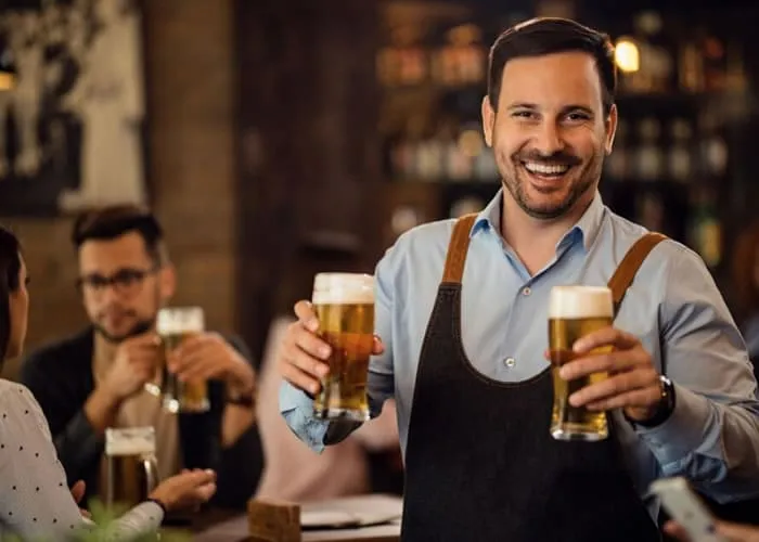 Curso Barman, Escolaridade: Ensino Médio Completo;

Com experiência na função. 

Ter curso desejável em Garçom ou Barman

OBS: Ter documentação completa e currículo atualizado.


O trabalho de um garçom envolve uma variedade de tarefas relacionadas ao atendimento ao cliente em estabelecimentos de alimentos e bebidas. 


Aqui estão alguns aspectos importantes sobre a profissão de garçom.

Funções Principais

Atendimento ao Cliente

Recepcionar clientes, fornecer cardápios e explicar as opções disponíveis.
Anotar pedidos de alimentos e bebidas.

Serviço de Alimentos e Bebidas

Servir alimentos e bebidas de maneira eficiente e cortês.
Garantir que os pedidos sejam precisos e atendam às expectativas dos clientes.

Conhecimento do Cardápio

Ter conhecimento detalhado sobre os itens do cardápio, incluindo ingredientes, métodos de preparação e possíveis alergias alimentares.


Habilidades de Comunicação


Comunicar-se claramente com a cozinha e a equipe de suporte.
Responder a perguntas dos clientes sobre os pratos e fornecer recomendações.



Manutenção do Ambiente

Manter as mesas limpas e organizadas.
Atender às necessidades dos clientes, como reposição de água e talheres.


Manuseio de Pagamentos

Levar contas aos clientes, processar pagamentos e devolver troco, se necessário.

Remuneração

O salário de um garçom pode variar significativamente, dependendo do local, tipo de estabelecimento e nível de experiência. Em muitos casos, os garçons também recebem gorjetas, o que pode aumentar sua remuneração total., Curso Culinária, Curso de inglês, em, Vagas e empregos