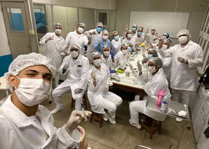 A aula faz parte do curso de Técnico de Enfermagem da turma do Centro Literatus 07/23 na matéria de Farmacologia, os alunos participaram atentamente de todos os procedimentos e técnicas a serem utilizadas dentro de ambiente de trabalho em instituição de saúde e no ambiente hospitalar, entre os temas  abordados no laboratório e o principal foi os Cuidados e procedimentos a serem adotados no ambiente hospitalar no procedimento de injetáveis.


A administração de medicamentos por via intravenosa (IV), intramuscular (IM) ou subcutânea (SC) é uma parte fundamental da prática clínica em um ambiente hospitalar. Para garantir a segurança do paciente e a eficácia do tratamento, é essencial seguir cuidados e procedimentos adequados. Aqui estão algumas diretrizes gerais que foram demonstradas e tratadas para a administração de injetáveis em ambiente hospitalar.


Temas e orientação tratadas na aula sob orientação da Enfermeira Pós Graduada Jéssica Martins;


Identificação do paciente

Verifique a identificação do paciente, incluindo nome, data de nascimento e número de registro, para garantir que você esteja administrando o medicamento na pessoa certa.


Higienização das mãos

Lave as mãos de acordo com as diretrizes de higiene das mãos antes de tocar no paciente ou preparar o medicamento.

Assepsia

Mantenha técnicas assépticas ao manipular os injetáveis, incluindo a desinfecção da área de administração e a utilização de luvas descartáveis, quando apropriado.

Preparação do medicamento

Prepare o medicamento de acordo com as instruções do fabricante e as diretrizes da instituição de saúde. Certifique-se de verificar a compatibilidade de medicamentos, se vários serão administrados no mesmo local.

Identificação do medicamento

Verifique a medicação em relação à ordem médica, nome do paciente e dose prescrita. Use códigos de barras ou etiquetas, quando disponíveis.


, Curso Injetáveis, Bolsa Enfermagem e Bolsa estudo, em, Brasil