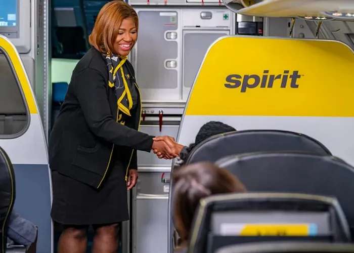 Há vagas também em estações de aeroportos através de parceiros da companhia

A Spirit Airlines anunciou, na última quinta-feira (30), que tem planos de trazer a bordo mais de 4 mil novos funcionários em 2023, à medida que a companhia aérea adiciona novos aviões e destinos à sua rede. As vagas a serem preenchidas incluem cargos para pilotos, comissários de bordo, técnicos de manutenção de aviação e outras funções do centro de suporte.

Além disso, a empresa afirma que há vagas abertas também entre seus parceiros de negócios em estações de aeroportos. Segundo a companhia, interessados podem se inscrever para participar de um evento de contratações que acontecerá em breve em Miramar, na Flórida, na página spirit.com/careers. Os candidatos qualificados receberão um convite para comparecer ao evento.

, Vagas auxiliar de Rampa, Vagas auxiliar de aeroporto e Vagas atendente aeroporto, em, Brasil