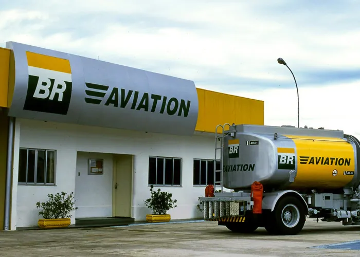 Preço querosene de aviação, A Petrobras anunciou um aumento de aproximadamente 7% no preço do querosene de aviação (QAV) a partir de 1º de janeiro de 2025. O reajuste impactará distribuidoras em importantes praças como Guarulhos (SP), Betim (MG) e Duque de Caxias (RJ). 

Essa mudança, que corresponde a um acréscimo de cerca de R$ 0,25 por litro, ocorre em conformidade com os contratos da estatal, que preveem revisões mensais., Impactos tarifas aéreas, Combustíveis aviação, em, Negócios e Finanças 